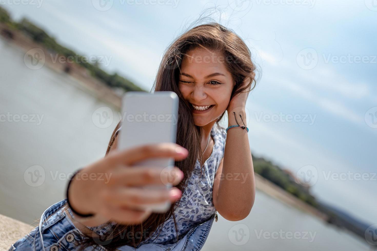 ella no necesita mucho para divertirse foto