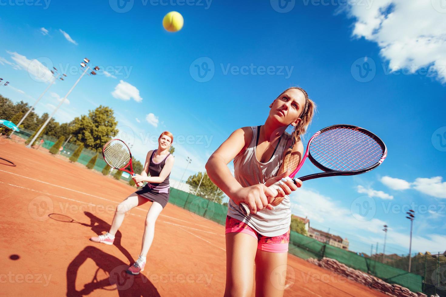 dos chicas jugando al tenis foto