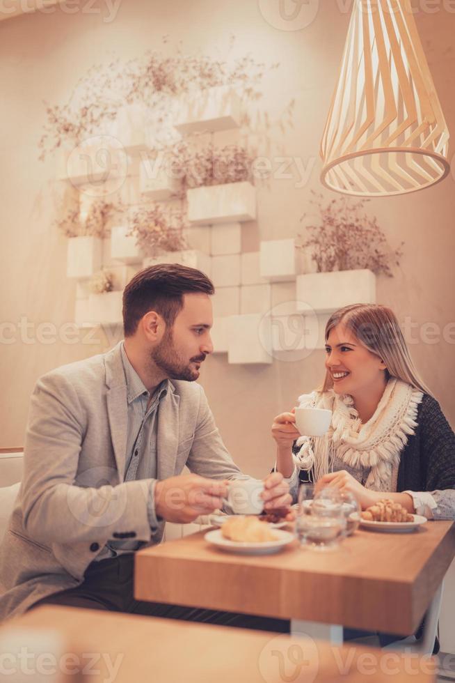 pareja en un cafe foto