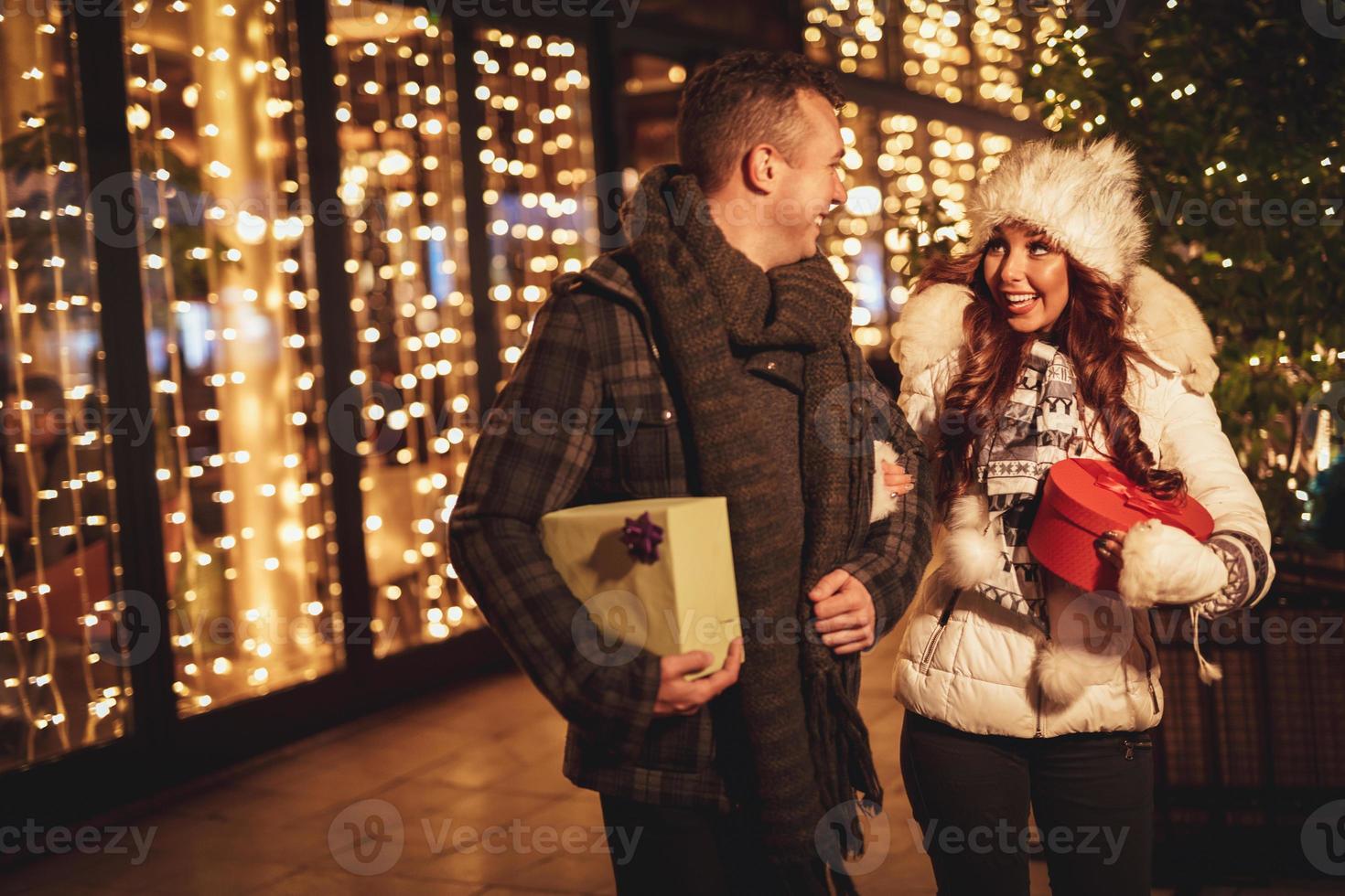 pareja feliz con regalos foto