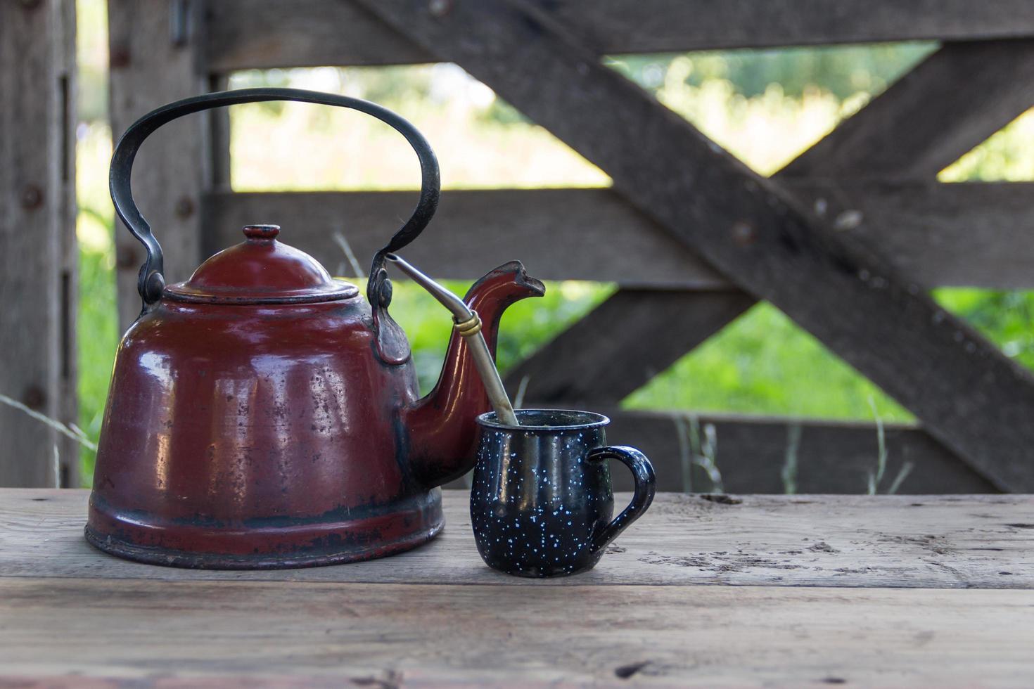 tetera y yerba mate para beber la infusión tradicional de argentina y sudamérica foto