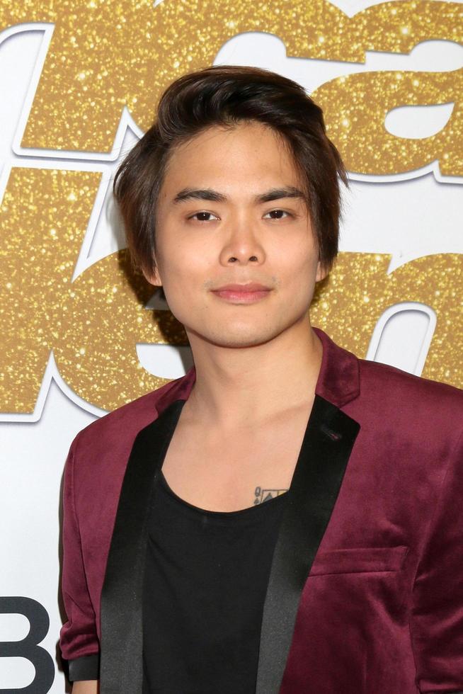 los angeles - 14 de agosto - shin lim en la alfombra roja del show en vivo de la temporada 13 de america s got talent en el dolby theater el 14 de agosto de 2018 en los angeles, ca foto