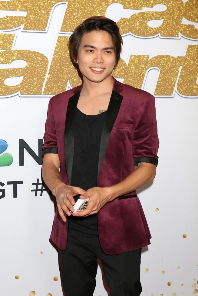 los angeles - 14 de agosto - shin lim en la alfombra roja del show en vivo de la temporada 13 de america s got talent en el dolby theater el 14 de agosto de 2018 en los angeles, ca foto