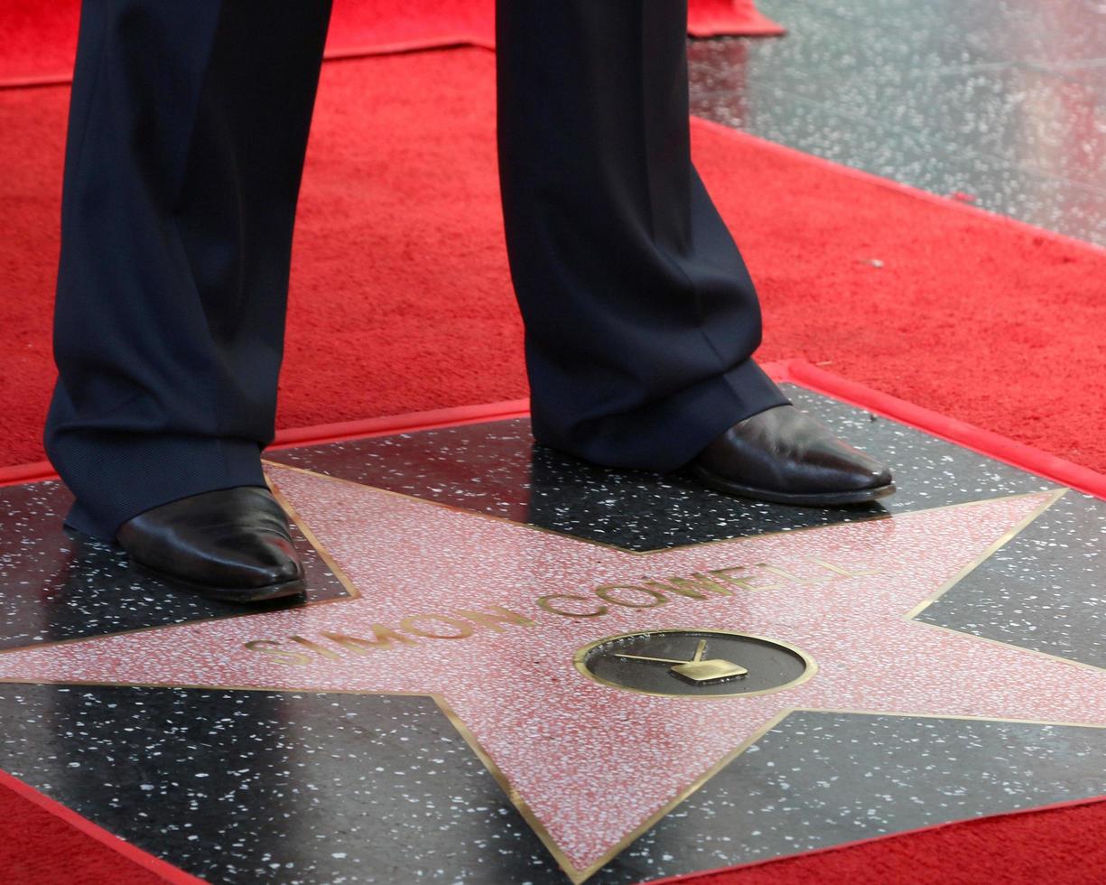 los angeles - 22 de agosto - simon cowell feet y wof star en la ceremonia de la estrella de simon cowell en el paseo de la fama de hollywood el 22 de agosto de 2018 en los angeles, ca foto