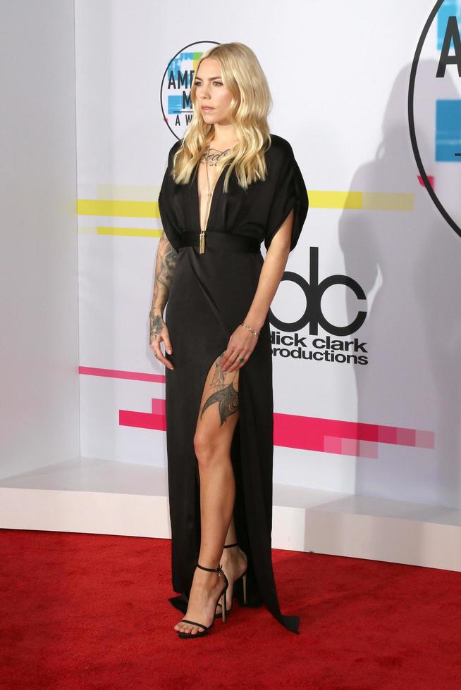 los angeles - 19 de noviembre - skylar grey en los american music awards 2017 en microsoft theater el 19 de noviembre de 2017 en los angeles, ca foto