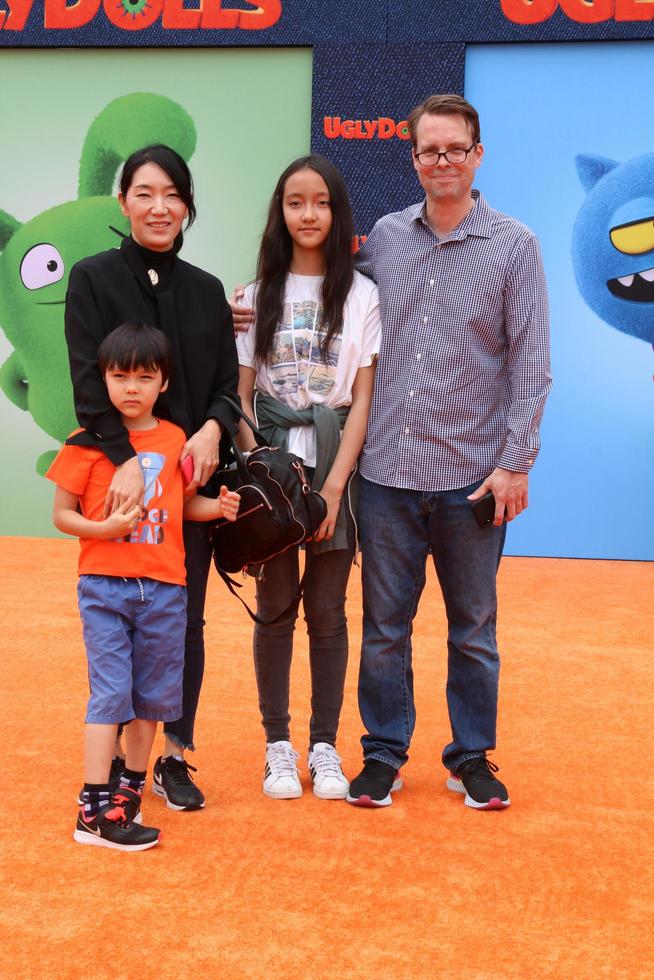 los angeles - 27 de abril - sun-min kim, david horvath, familia en el estreno de los muñecos feos en regal la live el 27 de abril de 2019 en los angeles, ca foto