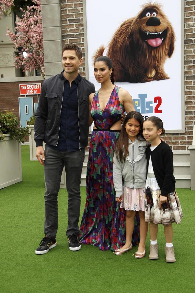 los angeles - 2 de junio - roselyn sanchez, eric wynter, su hija y un amigo en el estreno de la vida secreta de las mascotas 2 en el teatro del pueblo el 2 de junio de 2019 en westwood, ca foto