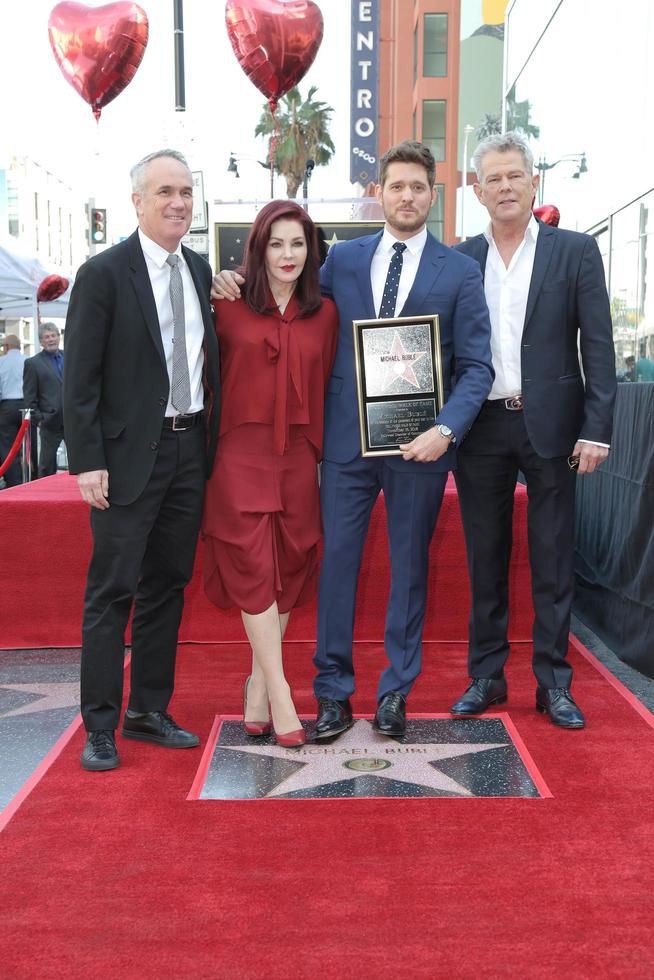 los angeles - 16 de noviembre - tom corson, priscilla presley, michael buble, david foster en la ceremonia de la estrella de michael buble en el paseo de la fama de hollywood el 16 de noviembre de 2018 en los angeles, ca foto