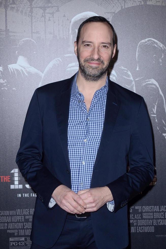 los angeles - 5 de febrero - tony hale en el estreno mundial del 15 al 17 en parís en el estudio de los hermanos warner el 5 de febrero de 2018 en burbank, ca foto