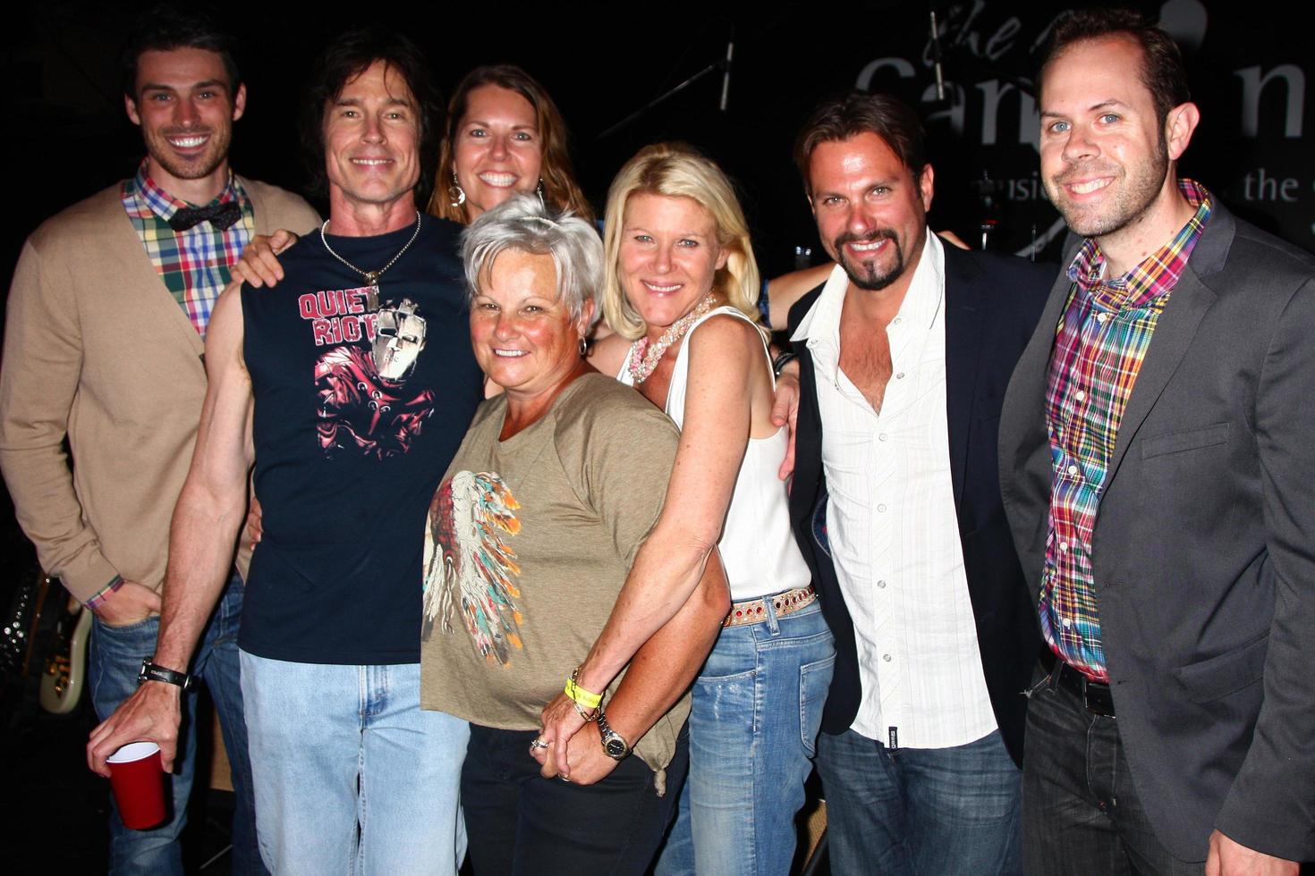 los angeles, 3 de junio - ronn moss y el elenco y el equipo audaces y hermosos en el concierto del jugador celebrando el 50 cumpleaños de devin devasquez en beneficio de la tienda de mascotas refugio esperanza en el canyon club el 3 de junio de 2013 en agoura, ca foto