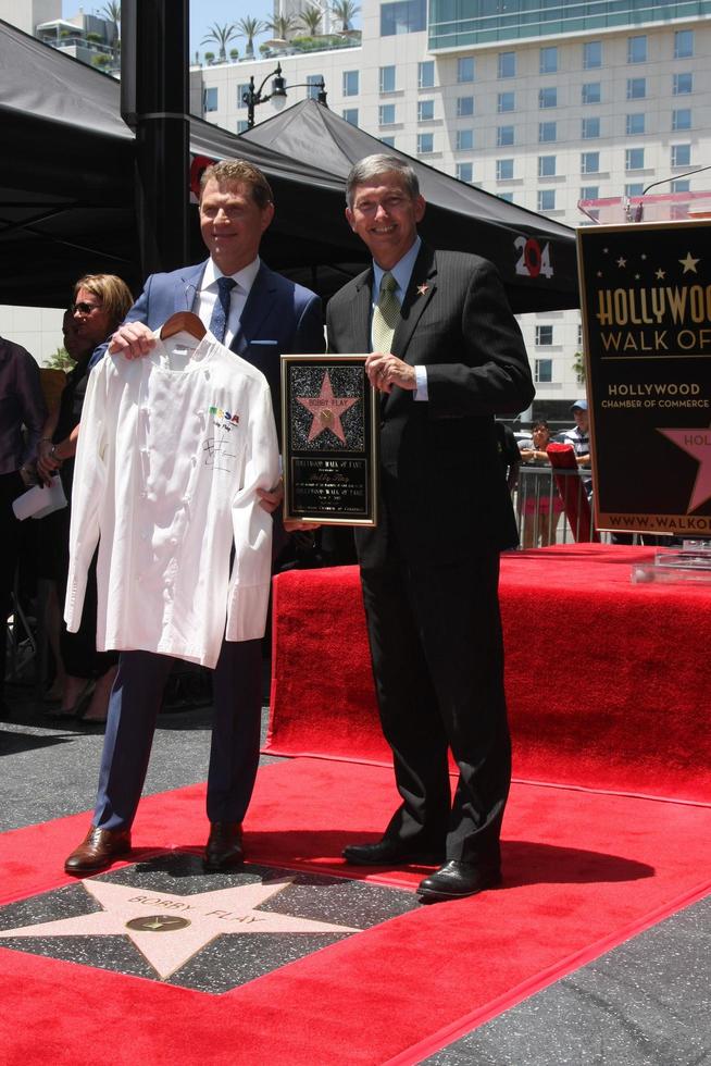 los angeles, 2 de junio - bobby flay presenta a leron gubler con una chaqueta de chef mesa grill para el futuro museo wof en la ceremonia del paseo de la fama de bobby flay hollywood en el hollywood blvd el 2 de junio de 2015 en los angeles, ca foto