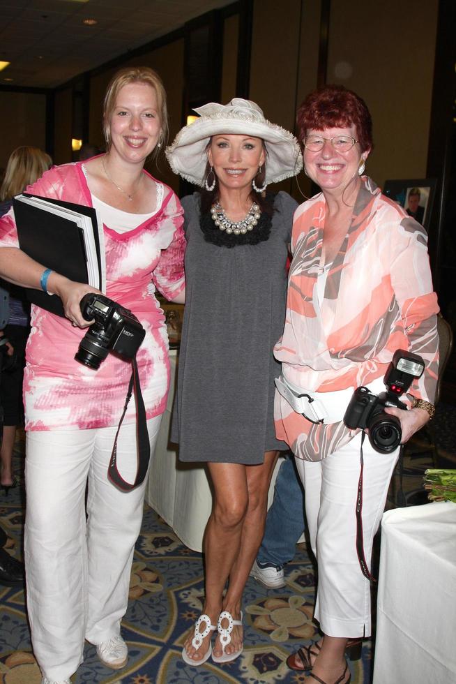 los angeles, 27 de agosto - angelique de vries, lesley-anne down, angelique de vries s mom, asistiendo al evento de fans bold and the beautiful 2011 en el hotel universal sheraton el 27 de agosto de 2011 en los angeles, ca foto