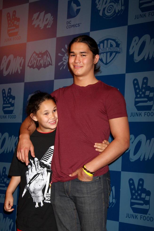 los angeles, 21 de marzo - booboo stewart llega al lanzamiento de la línea de productos batman en los comics meltdown el 21 de marzo de 2013 en los angeles, ca foto