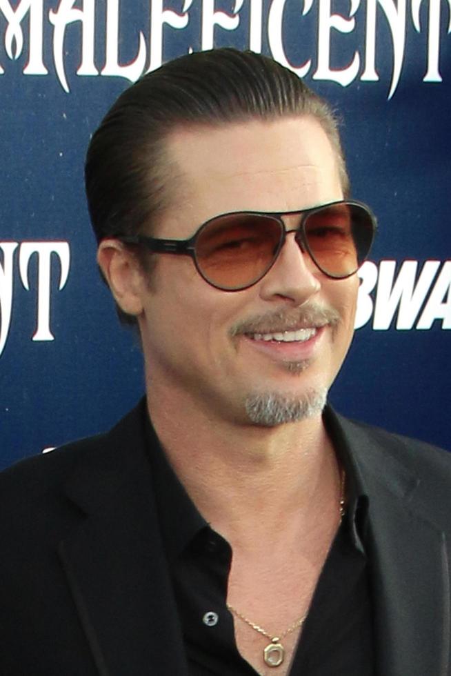 los angeles, 28 de mayo - brad pitt en el estreno mundial de maléfica en el capitan theater el 28 de mayo de 2014 en los angeles, ca foto