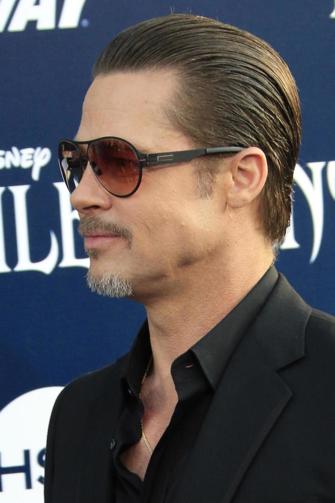 los angeles, 28 de mayo - brad pitt en el estreno mundial de maléfica en el capitan theater el 28 de mayo de 2014 en los angeles, ca foto