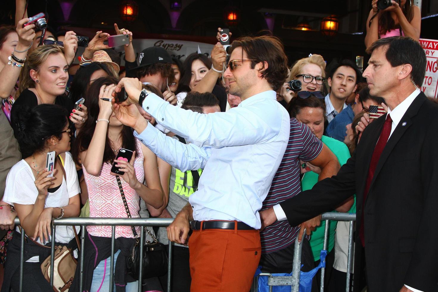 los ángeles, 16 de mayo - bradley cooper interactúa con los fanáticos en el estreno de hangover iii la en el teatro del pueblo el 16 de mayo de 2013 en westwood, ca foto