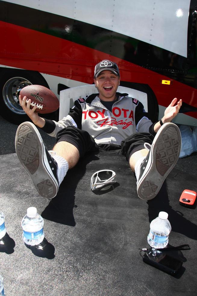 los angeles, 23 de marzo - brett davern tomando un poco de sol durante un descanso en la 37a carrera anual toyota pro celebrity entrenando en el circuito internacional de willow springs el 23 de marzo de 2013 en rosamond, ca foto exclusiva