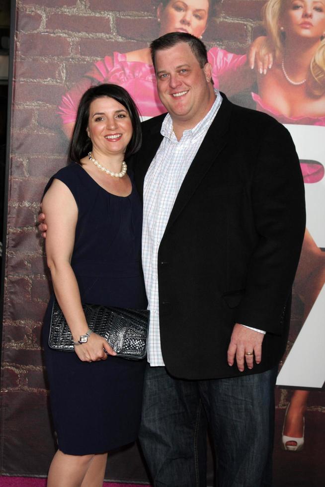 los angeles, 27 de abril - billy gardell y su esposa llegan al estreno de las damas de honor en el teatro del pueblo el 27 de abril de 2011 en westwood, ca foto