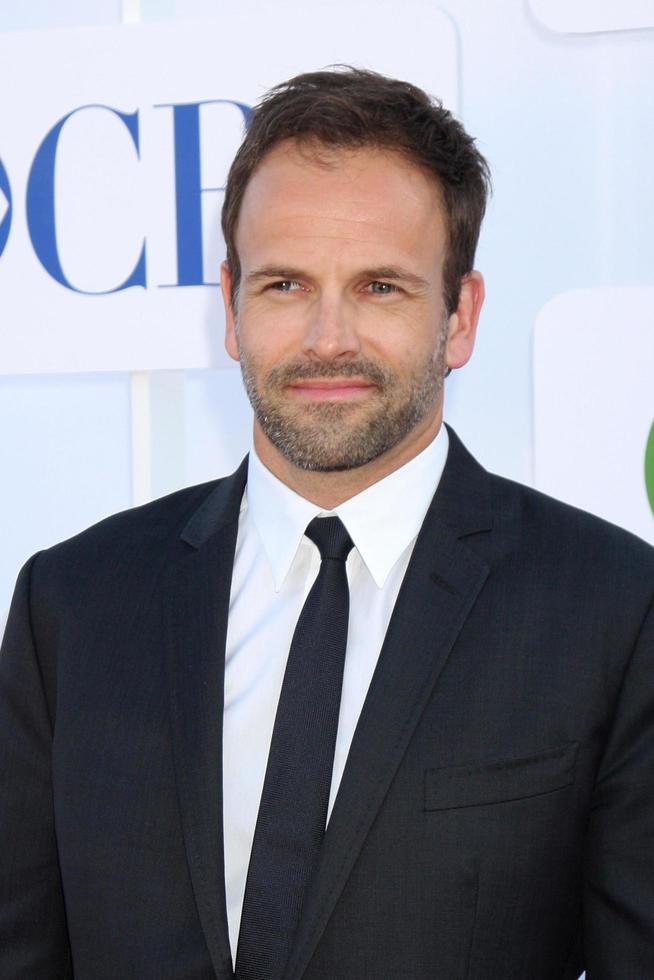 los angeles, 29 de julio - jonny lee miller llega a la fiesta tca de verano 2012 de cbs, cw y showtime en el estacionamiento adyacente del hotel beverly hilton el 29 de julio de 2012 en beverly hills, ca foto