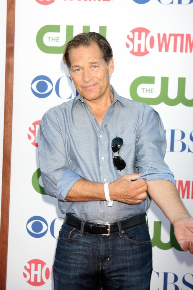 los angeles, 3 de agosto - james remar llegando a la cbs tca summer 2011 all star party en robinson may parking garage el 3 de agosto de 2011 en beverly hills, ca foto