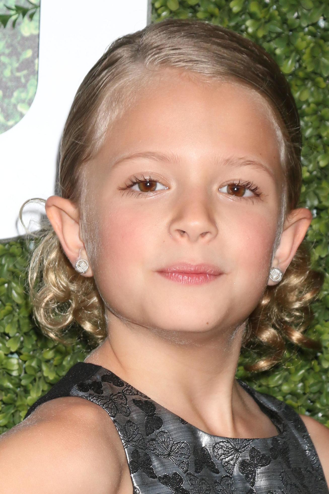 LOS ANGELES, AUG 10 - Giselle Eisenberg at the CBS, CW, Showtime Summer