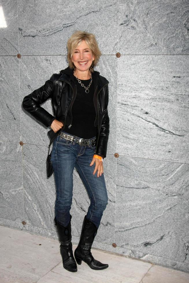 los angeles, sep 15 - lin shaye llega al estreno de chillerama en el cementerio de hollywood forever el 15 de septiembre de 2011 en los angeles, ca foto