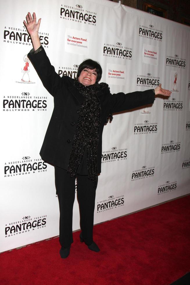 los angeles, 21 de febrero - joanne worley llega a la actuación que celebra el 90 cumpleaños de carol channing en pantages theater el 21 de febrero de 2011 en los angeles, ca foto