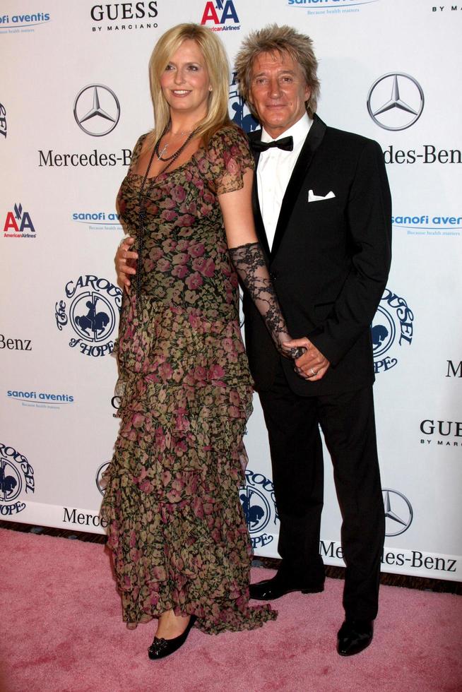 LOS ANGELES, OCT 23 - Penny Lancaster, Rod Stewart arrives at the 2010 Carousel of Hope Ball at Beverly HIlton Hotel on October 23, 2010 in Beverly Hills, CA photo