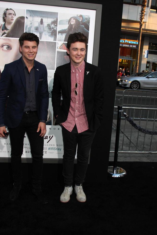 los angeles, 20 de agosto - charley bagnall, jake roche, rixton en el estreno de si me quedo en el teatro chino tcl el 20 de agosto de 2014 en los angeles, ca foto