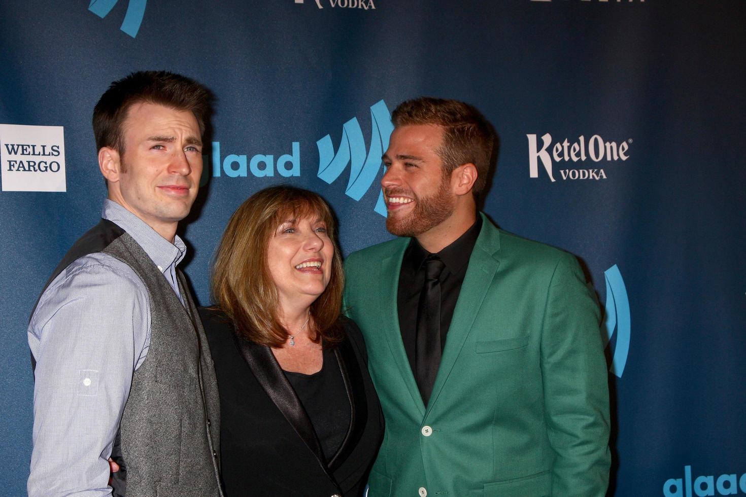 los angeles, 20 de abril - chris evans, scott evans llega a los premios glaad media 2013 en el jw marriott el 20 de abril de 2013 en los angeles, ca foto