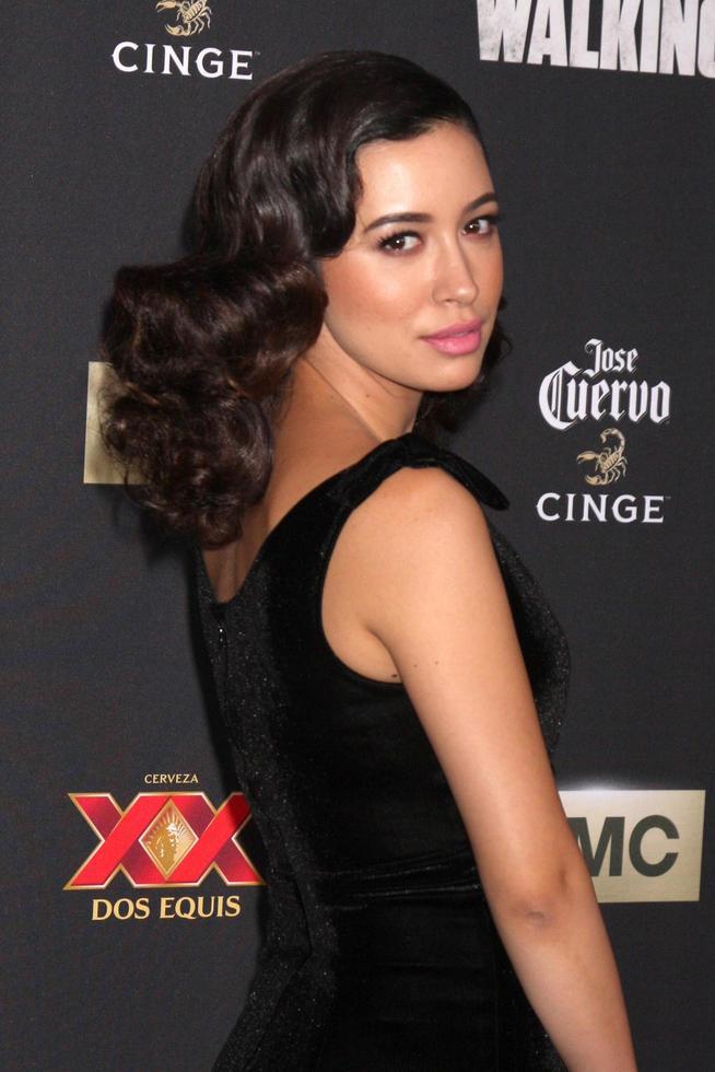 los angeles, 2 de octubre - christian serratos en el estreno de la temporada 5 de the walking dead en universal city walk el 2 de octubre de 2014 en los angeles, ca foto