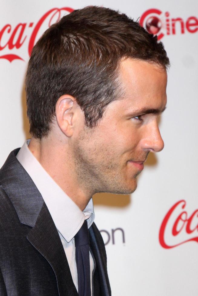 LAS VEGAS, MAR 31 - Ryan Reynolds in the CinemaCon Convention Awards Gala Press Room at Caesar s Palace on March 31, 2010 in Las Vegas, NV photo