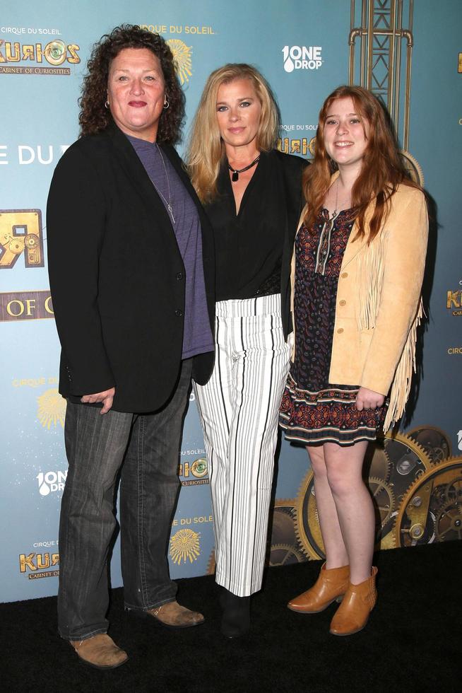 los angeles, dic 09 - dot marie jones, bridgett casteen en el cirque du soleil s kurios, gabinete de curiosidades en el estadio dodger el 09 de diciembre de 2015 en los angeles, ca foto