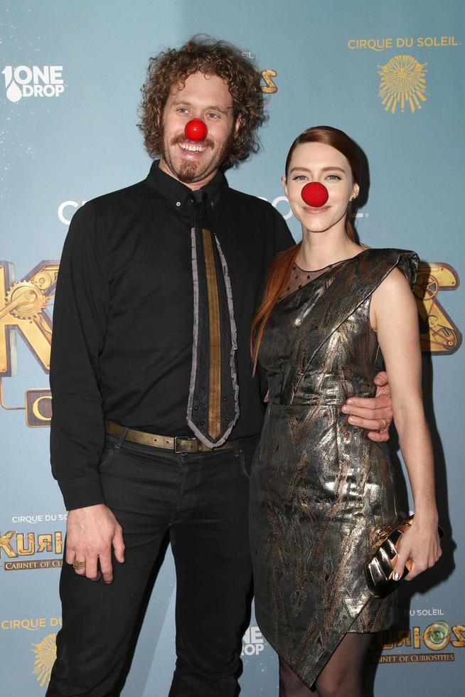 los angeles, dic 09 - tj miller, kate gorney en el cirque du soleil s kurios, gabinete de curiosidades en el estadio de los dodger el 09 de diciembre de 2015 en los angeles, ca foto