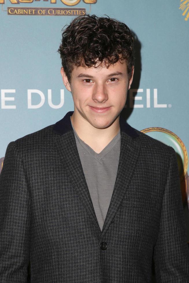 los angeles, 09 de diciembre - nolan gould en el cirque du soleil s kurios, gabinete de curiosidades en el estadio dodger el 09 de diciembre de 2015 en los angeles, ca foto