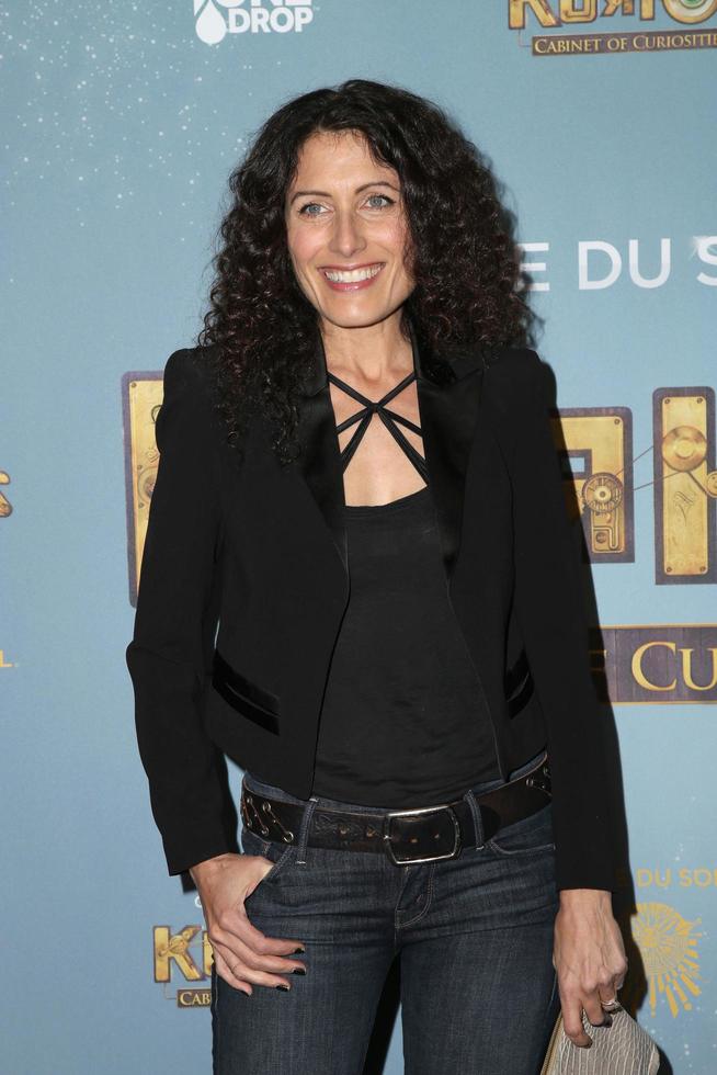 los angeles, 09 de diciembre - lisa edelstein en el cirque du soleil s kurios, gabinete de curiosidades en el estadio dodger el 09 de diciembre de 2015 en los angeles, ca foto