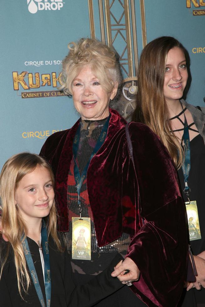 los angeles, 09 de diciembre - connie stevens en el cirque du soleil s kurios, gabinete de curiosidades en el estadio dodger el 09 de diciembre de 2015 en los angeles, ca foto