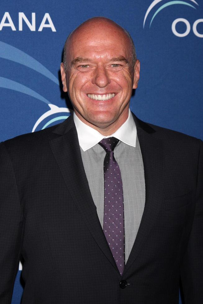 los angeles, 30 de octubre - dean norris en la gala de premios oceana s partners 2013 en beverly wilshire hotel el 30 de octubre de 2013 en beverly hills, ca foto