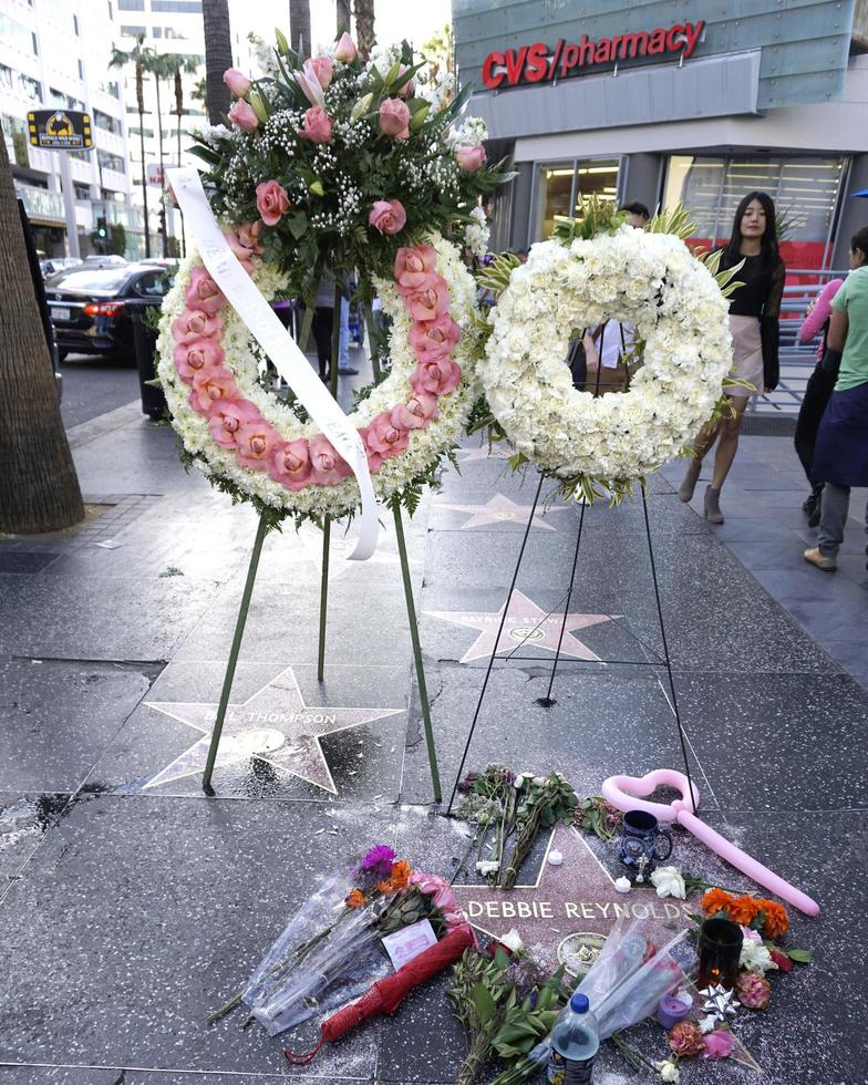 los angeles, 30 de diciembre - tributos de fans y corona conmemorativa oficial del paseo de la fama colocada en la estrella de debbie reynolds en el paseo de la fama de hollywood el 30 de diciembre de 2016 en los angeles, ca foto