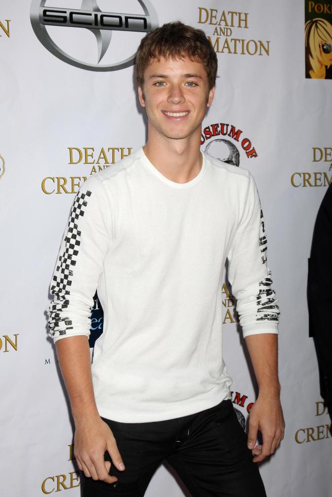 los angeles, 26 de agosto - jeremy sumpter llega al estreno de death and cremation en 20th century fox studios el 26 de agosto de 2010 en century city, ca foto