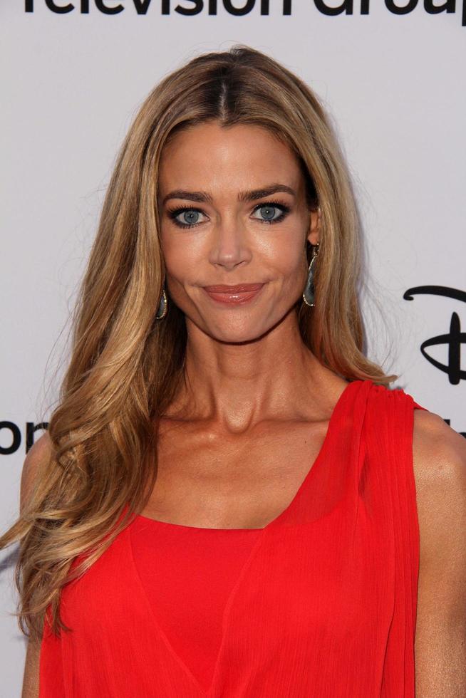 los angeles, 19 de mayo - denise richards en los upfronts internacionales de disney media networks en walt disney studios el 19 de mayo de 2013 en burbank, ca foto