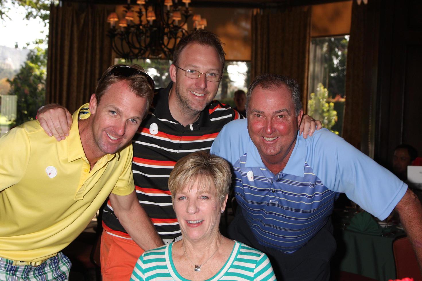 los angeles, 14 de abril - la familia dennis wagner en el torneo de golf anual jack wagner que beneficia a lls en el campo de golf junto al lago el 14 de abril de 2014 en burbank, ca foto