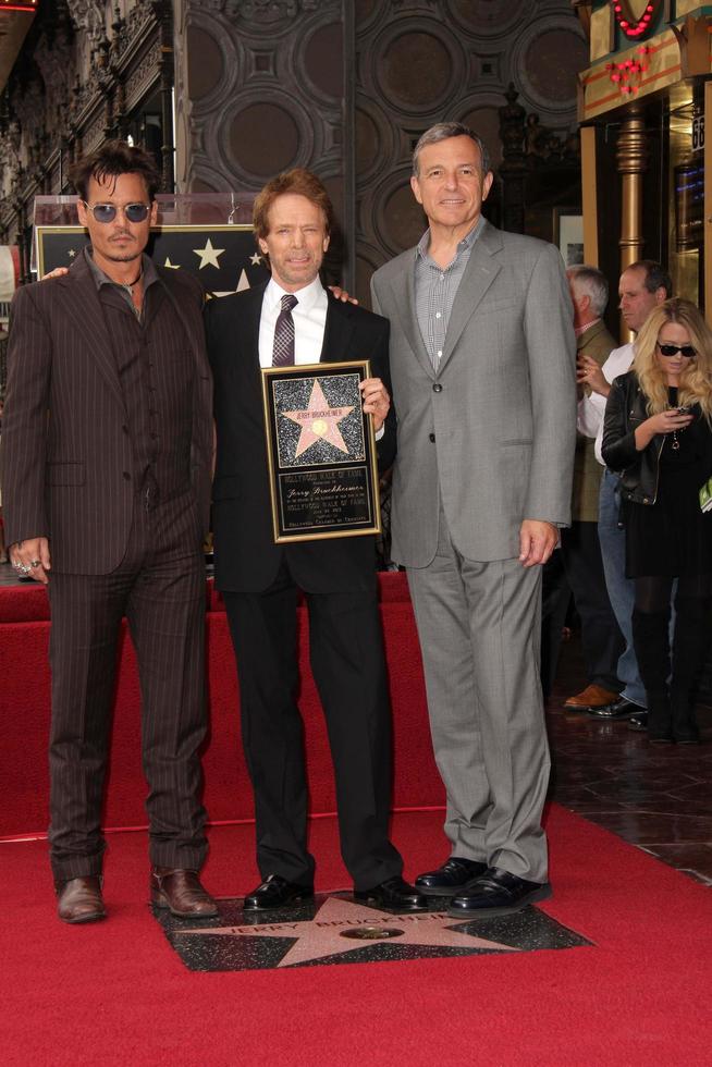 los angeles, 24 de junio - johnny depp, jerry bruckheimer, bob iger en la estrella de jerry bruckheimer en el paseo de la fama de hollywood en el teatro el capitan el 24 de junio de 2013 en los angeles, ca foto