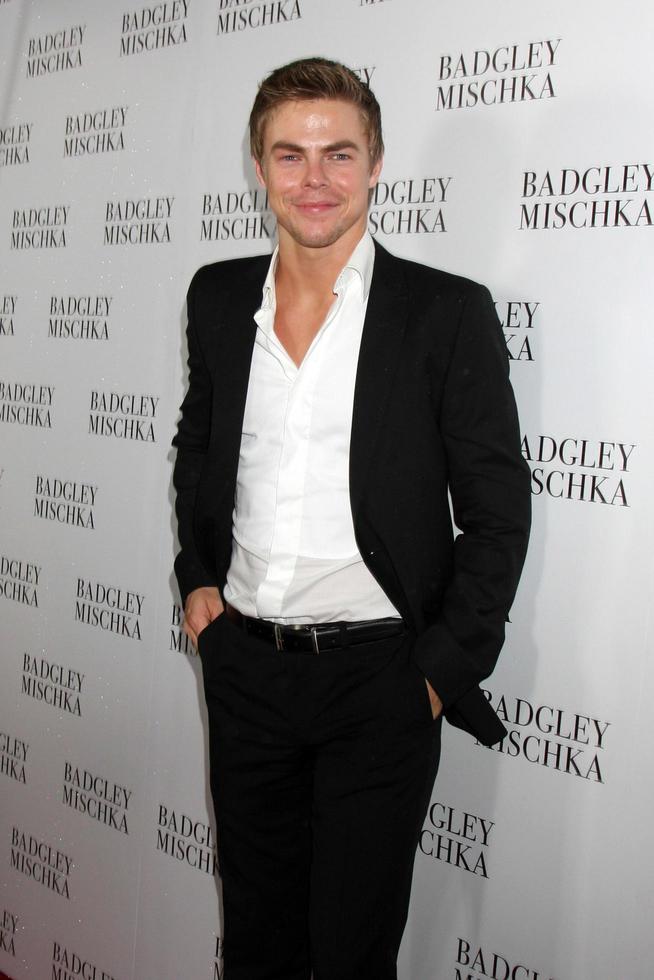 los angeles, 2 - derek hough llega a la inauguración de la tienda insignia de badgley mischka en badgley mischka en rodeo drive el 2 de marzo de 2011 en beverly hills, ca foto