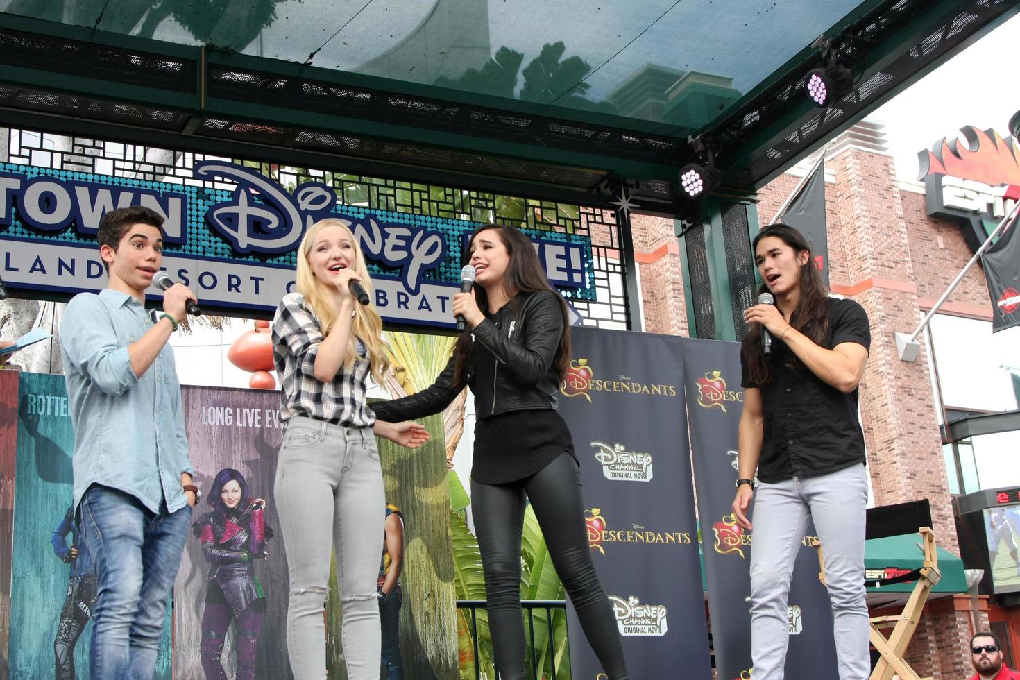 los angeles, 17 de oct - cameron boyce, dove cameron, sofia carson, booboo stewart en la aparición personal de stars of descendants en el centro de disney el 17 de octubre de 2015 en anaheim, ca foto