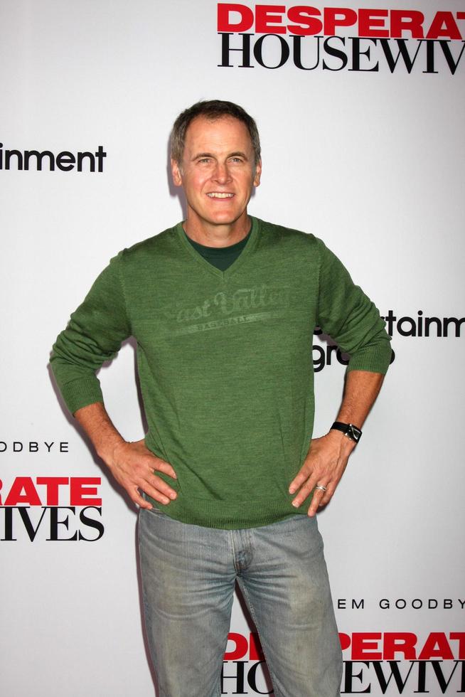 Los Ángeles, 21 de septiembre: Mark Moses llega a la fiesta de lanzamiento de la última temporada de las amas de casa desesperadas en Wisteria Lane, Universal Studios el 21 de septiembre de 2011 en Los Ángeles, California. foto