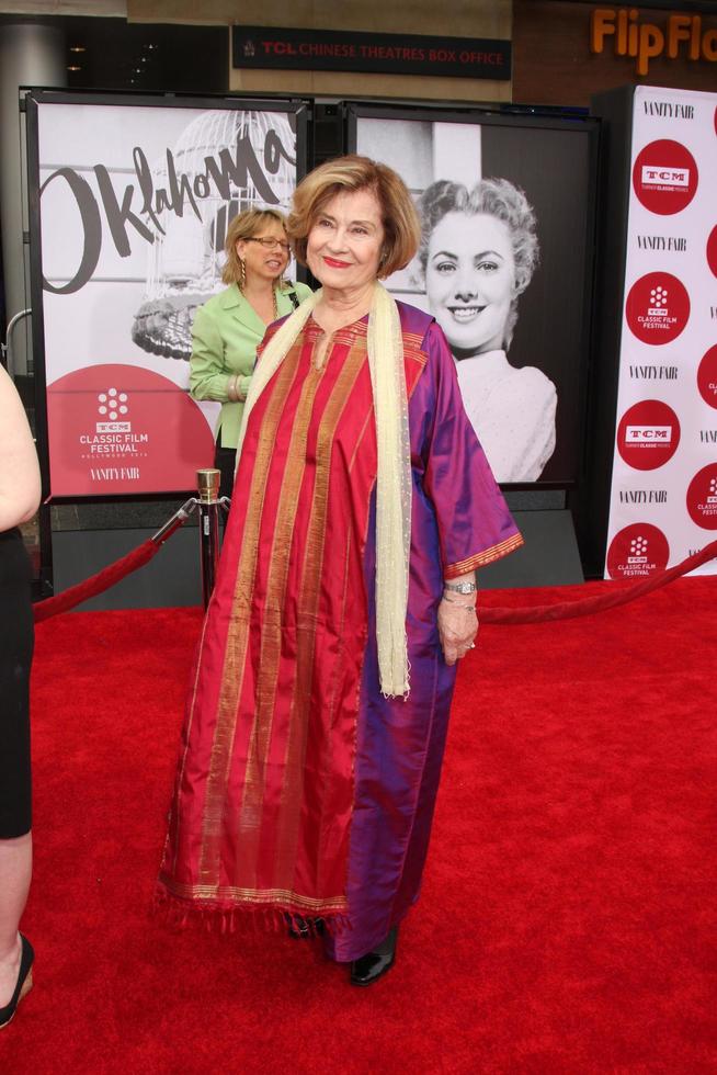 los angeles, 10 de abril - diane baker en el estreno de la restauración de oklahoma en la gala de apertura del festival de cine clásico tcm 2014 en el teatro chino tcl el 10 de abril de 2014 en los angeles, ca foto