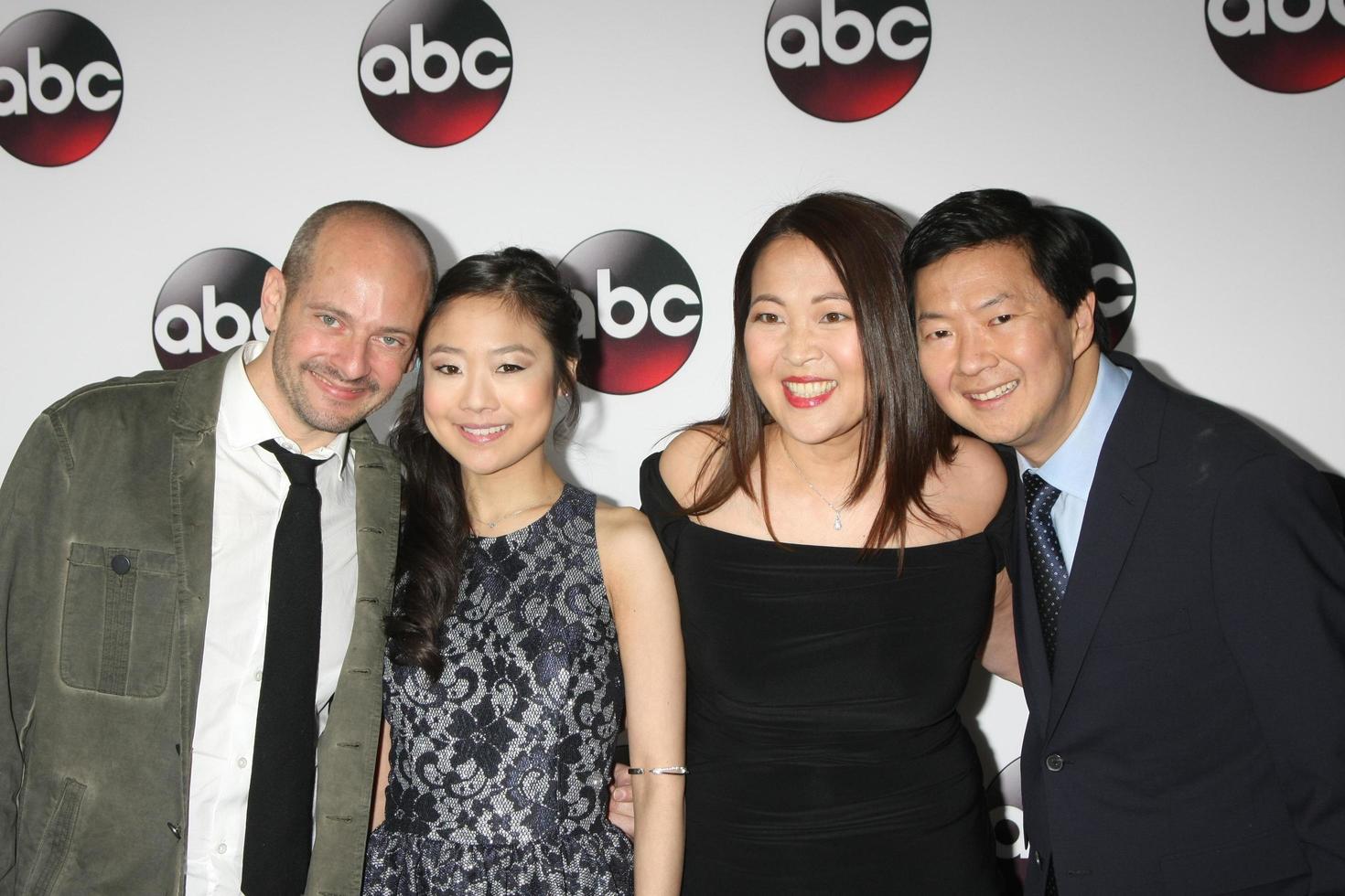 vlos angeles, 9 de enero - jonathan slavin, krista marie yu, suzy nakamura, ken jeong en la fiesta disney abc tv 2016 tca en el hotel the langham huntington el 9 de enero de 2016 en pasadena, ca foto