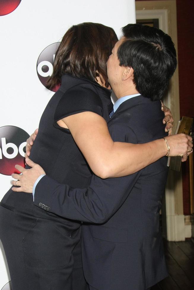 vlos angeles, 9 de enero - tisha campbell-martin, ken jeong en la fiesta disney abc tv 2016 tca en el hotel the langham huntington el 9 de enero de 2016 en pasadena, ca foto