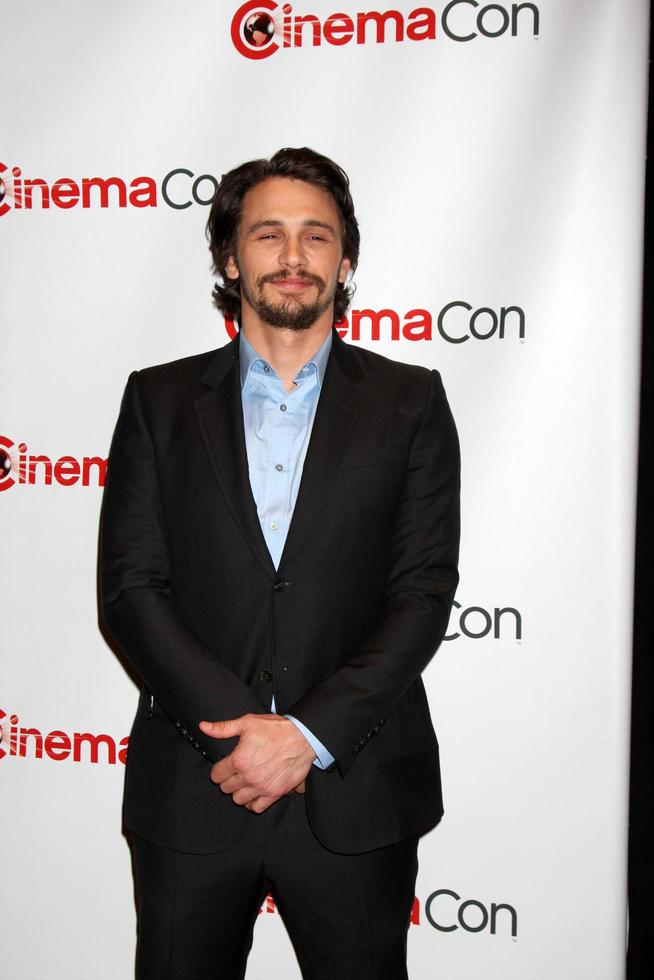 las vegas, 24 de abril - james franco llega a la sesión de fotos de disney studios en cinemacom 2012 en caesars palace el 24 de abril de 2012 en las vegas, nv